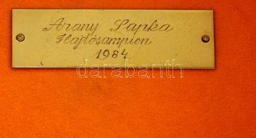 1984 réz kobak,  "Arany Sapka Hajtósampion", eredeti fa dobozában, 10×8 cm, m:6 cm