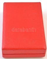 ~1960. "Nehézipar Kiváló Dolgozója" zománcozott, aranyozott fém jelvény miniatűrrel, tokba...