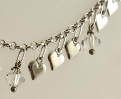 Ezüst(Ag) szíves karkötő, szintetikus gyöngyökkel, jelzett, h: max. 20 cm, bruttó: 8,7 g