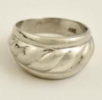 Ezüst(Ag) bordázott gyűrű, jelzett, méret: 54, nettó: 3,6 g