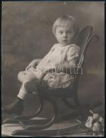 cca 1920-1930 10 db gyermekeket ábrázoló fotó, 13,5x8,5 és 23x15,5 cm közi méretben