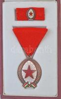 Kis doboz kitüntetés és jelvény tétel, közte 1985. "Munka Érdemrend" bronz fokozata, minia...