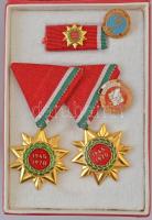 Kis doboz kitüntetés és jelvény tétel, közte 1985. "Munka Érdemrend" bronz fokozata, minia...