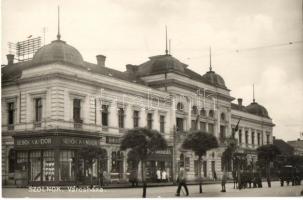 Szolnok, Városháza, Sebők Nándor, Klein Ignácz üzletei, drogéria