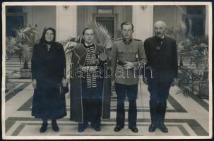 cca 1930-1940 Katonatiszt és családja, Aszmann Ferenc pecséttel jelzett fotója, felültén törésnyom, 11x17 cm