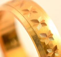 Arany (Au.) 14 k gyűrű, vésett mintával díszített, jelzett, méret: 60, nettó: 5,6 g