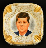 Kennedy arcképével és mondásával díszített porcelán hamutál, matricás, jelzés nélkül, kopott, 14,5×15×4 cm