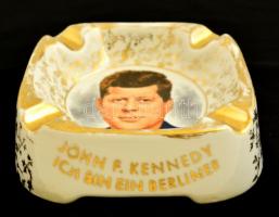 Kennedy arcképével és mondásával díszített porcelán hamutál, matricás, jelzés nélkül, kopott, 14,5×1...