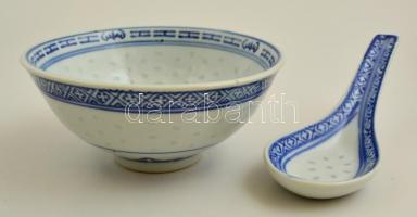 Kis kínai porcelán tétel: 6 db kékfestéses evőtálka, d: 11,5 cm + 6 db kékfestéses kanál, h: 14 cm, ...