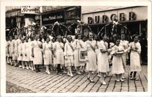 1938 Kassa, Kosice; Ünnepi körmenet, Julius Meinl Gyula üzlete, Kis Pipa vendéglő / procession, shops, restaurant. Singer photo