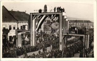 1938 Kassa, Kosice; bevonulás a díszkapun / entry of the Hungarian troops, gate, photo