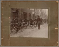 cca 1930 Kerékpáros rendőrök Deák László kerékpárüzlete előtt, fotó, kartonra ragasztva, sérült, 17,5×22,5 cm