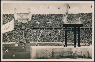 1936 Berlin, Olympische Spiele. Marathontor auf das Olympia-Feuer / Summer Olympics in Berlin. Olympic fire