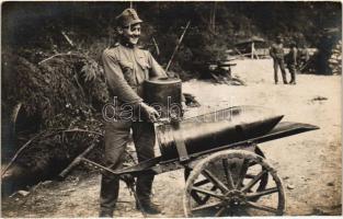Első világháborús katonai lövedék szállítása / WWI K.u.K. military, transport of a bullet. photo
