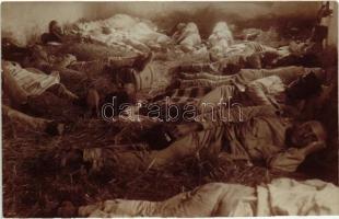 Első világháborús katonai lap, katonák szalmán alvás közben félharclesben / WWI K.u.K. military, soldiers semi sleeping, photo