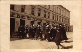 1917 Kassa, Kosice; Szétsényi Gyula és Goldfinger Samu üzlete, diáklányok / shops, girl students, photo