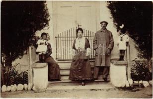 1918 Torja, Turia; család úrilak bejárata előtt / family in front of a villa, photo
