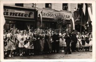 Bevonulás a Felvidékre, üzlet, Szent-Háromság gyógyszertár, honleányok / Entry of the Hungarian troops, pharmacy, shop, compatriot women, photo