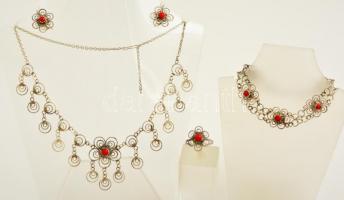 Korallal díszített ezüst(Ag) ékszerszett (nyaklánc, fülbevaló, gyűrű, karkötő), jelzett, bruttó: 20,9 g