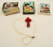 Vegyes bolhatétel: 1993-2000 37 db MATÁV telefonkártya, közte több lyukasztottal+kb. 60 db. játékkártya (Dragonball Z, olimpiai bajnokok)+Piros-grafit színű gyöngyszövött medál drót láncon, h: 46 cm