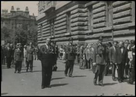 1947 Dinnyés Lajos miniszterelnök katonai kísérettel a Szabadság téren Alberty Antal jelzett fotója 17x12 cm