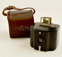 cca 1935 Kodak Baby Brownie 127 box fényképezőgép, eredeti bőr tokjában, bakelit házon kis lepattanással / vintage box camera with original case