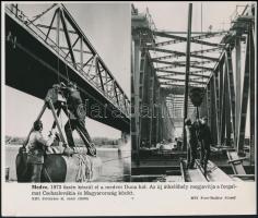1973 Épül a medvei Duna-híd, MTI-fotó, feliratozva, 21×24,5 cm
