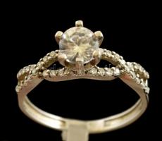 Ezüst(Ag) gyűrű, apró szintetikus kövekkel, jelzett, méret: 57, bruttó: 2,1 g