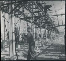 Munkások ábrázolása a szocreál korszakban, 2 db vintage fotó, 18x20 cm és 24x18 cm