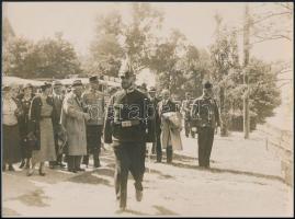 cca 1930 Pobuda Alfréd pecséttel jelzett, vintage fotója rendőrről és várakozókról, 17,5x23 cm