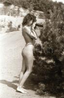 cca 1974 Szabadtéren és szobában készült, szolidan erotikus felvételek, 34 db vintage negatív, 24x36...