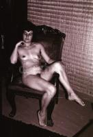 cca 1974 Szabadtéren és szobában készült, szolidan erotikus felvételek, 34 db vintage negatív, 24x36...