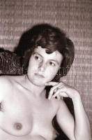 cca 1974 Szabadtéren és szobában készült, szolidan erotikus felvételek, 34 db vintage negatív, 24x36...