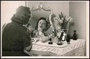 cca 1940 Makay Margit, Latabár Kálmán, Gyurkovics Mária, Tőkés Anna színészekről készült fényképek, 7 db vintage fotó, 12x18 cm és 8x10 cm között