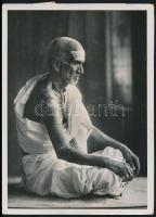 1934 Indiában készült 3 db vintage sajtófotó, angol nyelven feliratozva, 13x18 cm / 3 photos from India, press photos, 13x18 cm