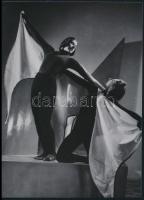 cca 1935 Mozgásművészeti kompozíciók Leichtner Erzsébet budapesti fotóművész műterméből, 3 db mai na...