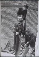 1945 Budapest, háborús bűnösök nyilvános kivégzése, vintage negatívokról készült 3 db mai nagyítás, 25x18 cm
