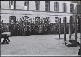 1945 Budapest, háborús bűnösök nyilvános kivégzése, vintage negatívokról készült 3 db mai nagyítás, ...
