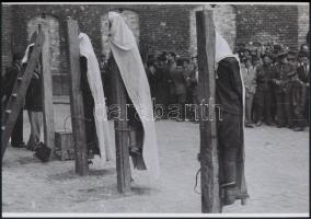 1945 Budapest, háborús bűnösök nyilvános kivégzése, vintage negatívokról készült 3 db mai nagyítás, ...