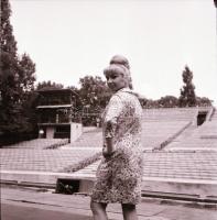 1967 Házi Erzsébet (1929-1982) operaénekesnő, színésznő a Margit szigeten, 12 db vintage negatív Kotnyek Antal (1921-1990) fotóriporter hagyatékából, 6x6 cm