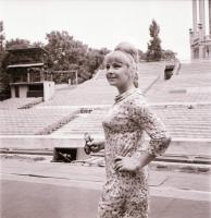 1967 Házi Erzsébet (1929-1982) operaénekesnő, színésznő a Margit szigeten, 12 db vintage negatív Kot...