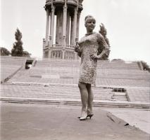 1967 Házi Erzsébet (1929-1982) operaénekesnő, színésznő a Margit szigeten, 12 db vintage negatív Kot...