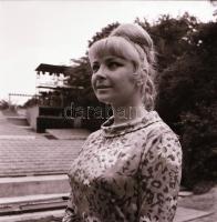 1967 Házi Erzsébet (1929-1982) operaénekesnő, színésznő a Margit szigeten, 12 db vintage negatív Kot...