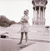 1967 Házi Erzsébet (1929-1982) operaénekesnő, színésznő a Margit szigeten, 12 db vintage negatív Kot...