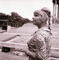 1967 Házi Erzsébet (1929-1982) operaénekesnő, színésznő a Margit szigeten, 12 db vintage negatív Kot...