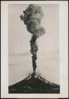cca 1939 Tűzhányó a Fülöp-szigeteken, olaszul feliratozott sajtófotó, 18x13 cm / Philippines, volcano, press photo, 18x13 cm