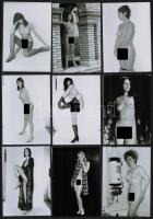 cca 1975 Felfedező úton, szolidan erotikus fényképek, 21 db vintage negatívról készült mai nagyítás,...