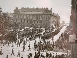 cca 1920 Katonák felvonulása Szegeden, üveglemez diapozitív képpár, 8x8 cm