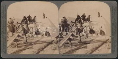 cca 1900 Oroszország, Fekete-tenger partján sólepárlás eredménye prizmába gyűjtve, sztereó papírpozitív képpár, több nyelven feliratozva, 9x18 cm