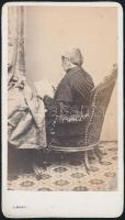 cca 1860 Simonyi pesti fényirdájából egy újságot olvasó férfi, vizitkártya méretű fénykép, 10,5x6 cm